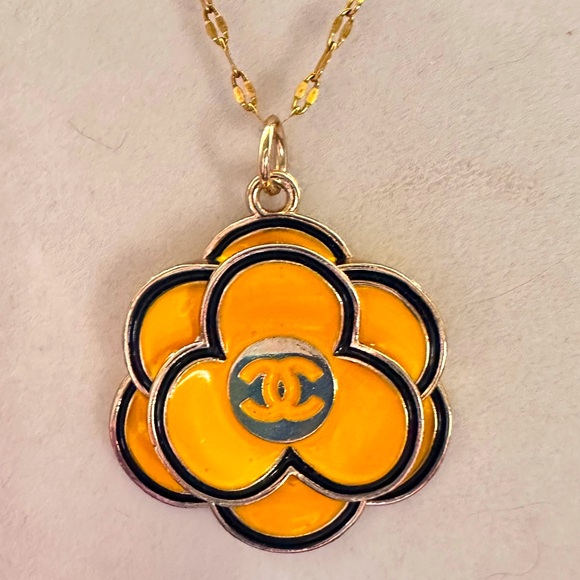 CHANEL Camellia CC Yellow & Blk Charm/Pendant. Authentic and Stamped. EUC - Picture 1 of 4